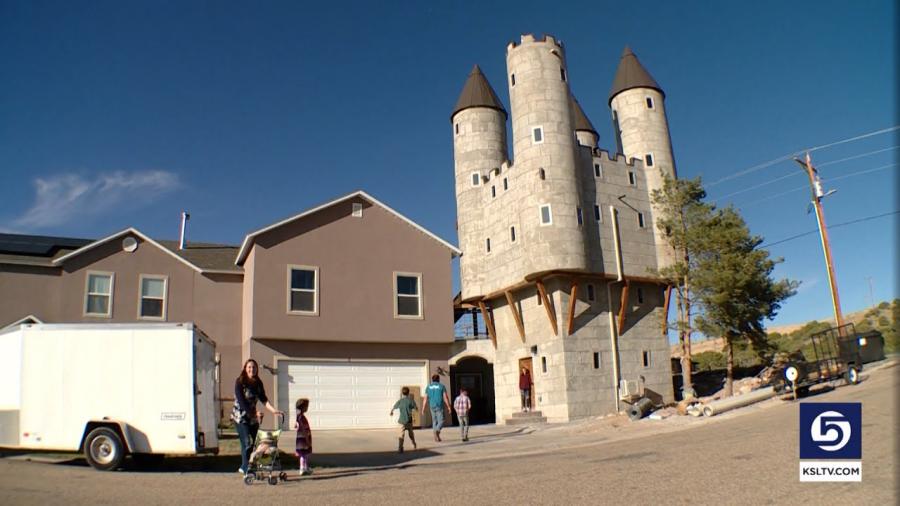 Padre de familia construye castillo de Harry Potter en su patio