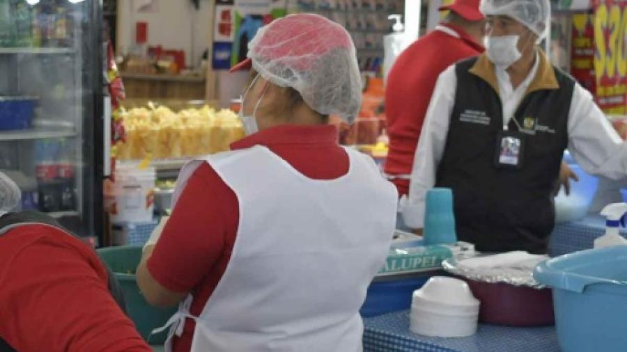 Denuncian mal estado de alimentos en Feria de Querétaro
