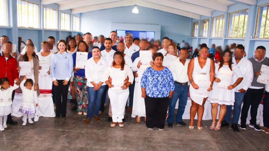 Ofrece DIF certeza legal a 21 parejas en CEDES