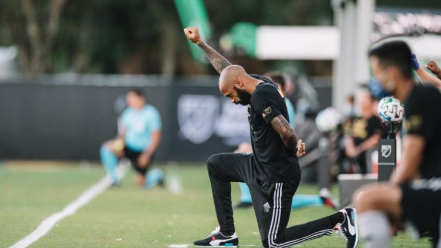 Thierry Henry se arrodilla en memoria de George Floyd