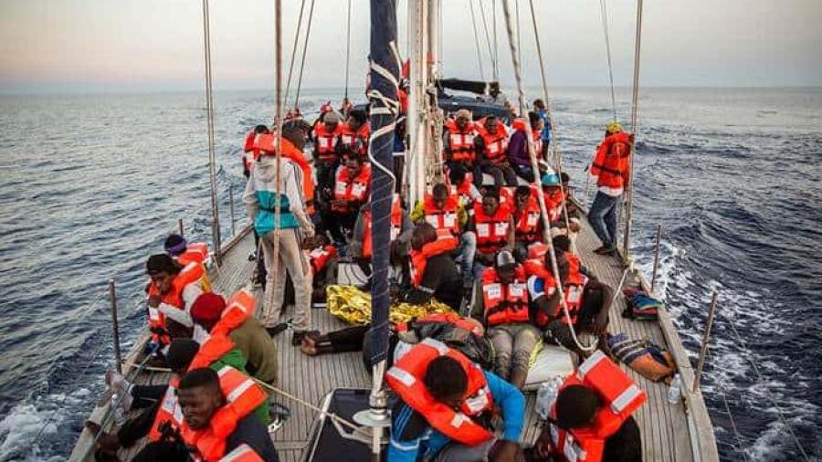 Buque italiano con 46 migrantes a bordo atraca en Lampedusa