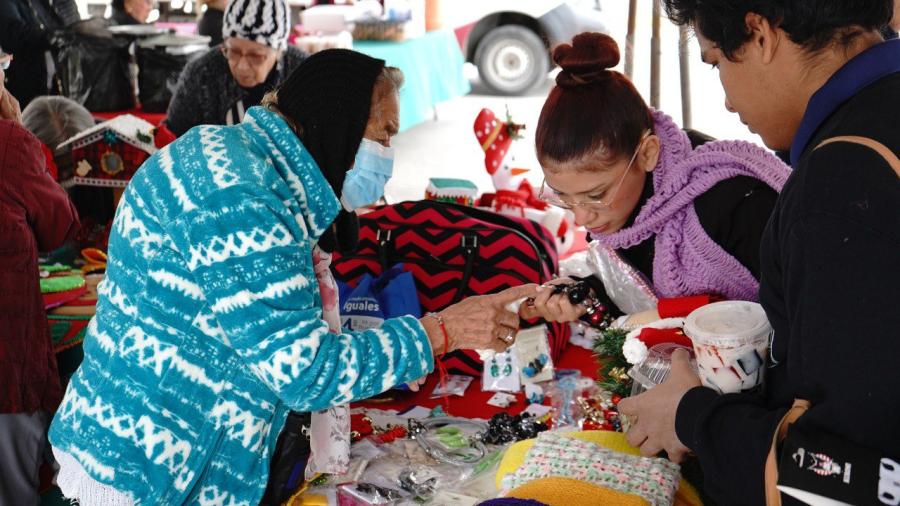 Con amor y dedicación, alumnas de DIF ponen a la venta sus creaciones navideñas