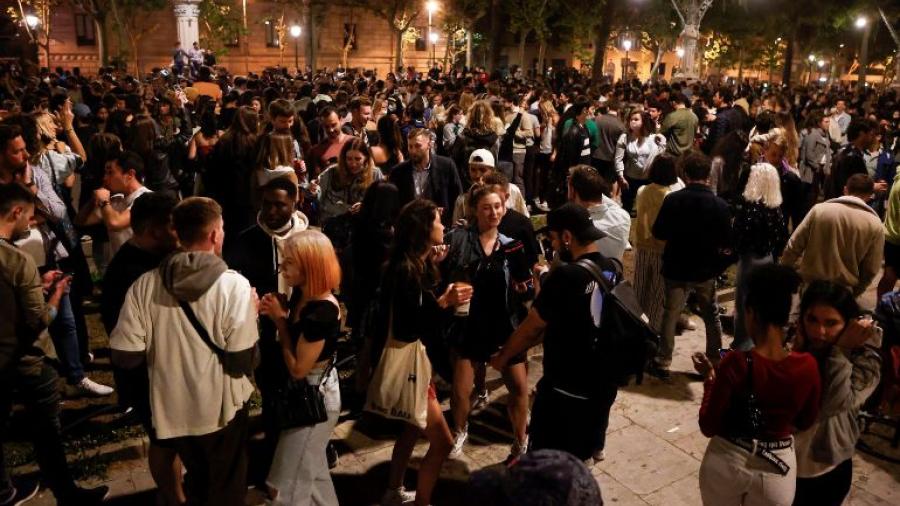 España celebra con fiestas el fin del estado de alarma