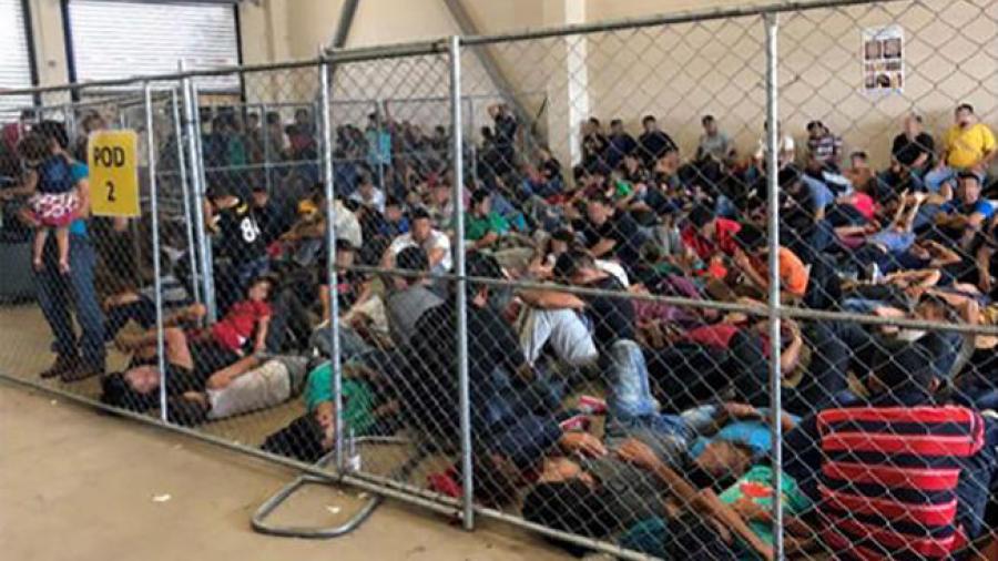 Sobrecupo en centros de detención de migrantes en Texas
