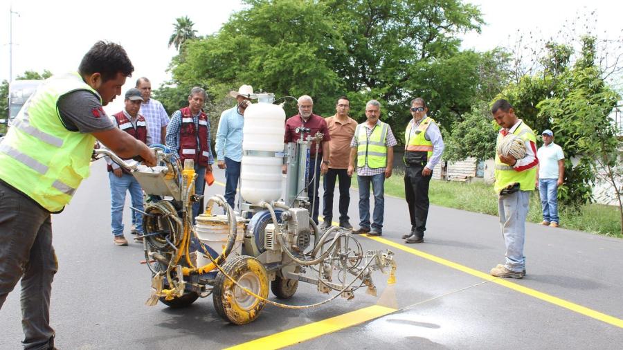 Rehabilita Obras Públicas tramo carretero frente a Padilla