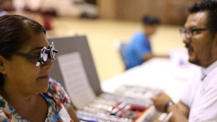 DIF Tamaulipas entrega lentes graduados y aparatos auditivos