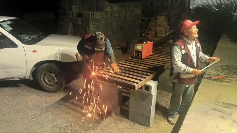 Elabora e instala rejillas pluviales personal del Municipio de Reynosa