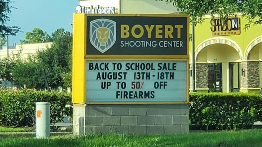 Tienda de armas de Katy, Texas promociona descuentos “por el regreso a clases” 