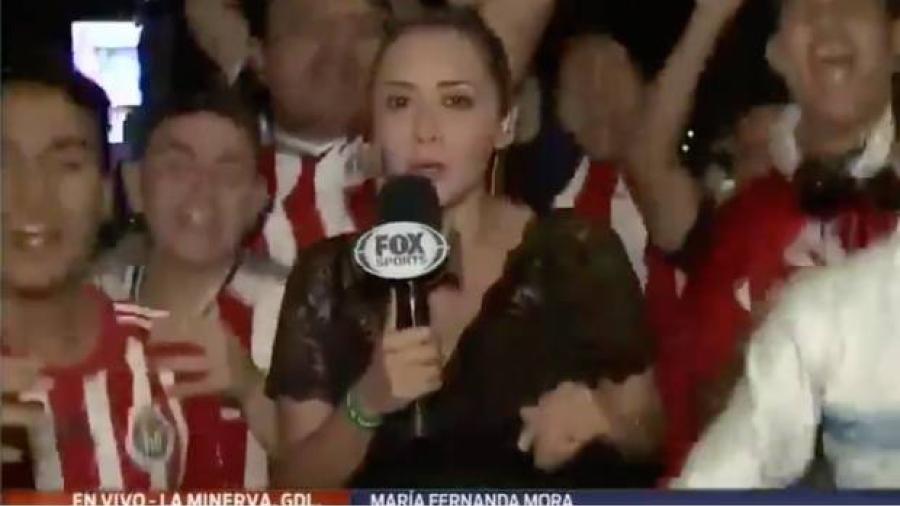 Reportera denuncia que fue manoseada por aficionados del Chivas