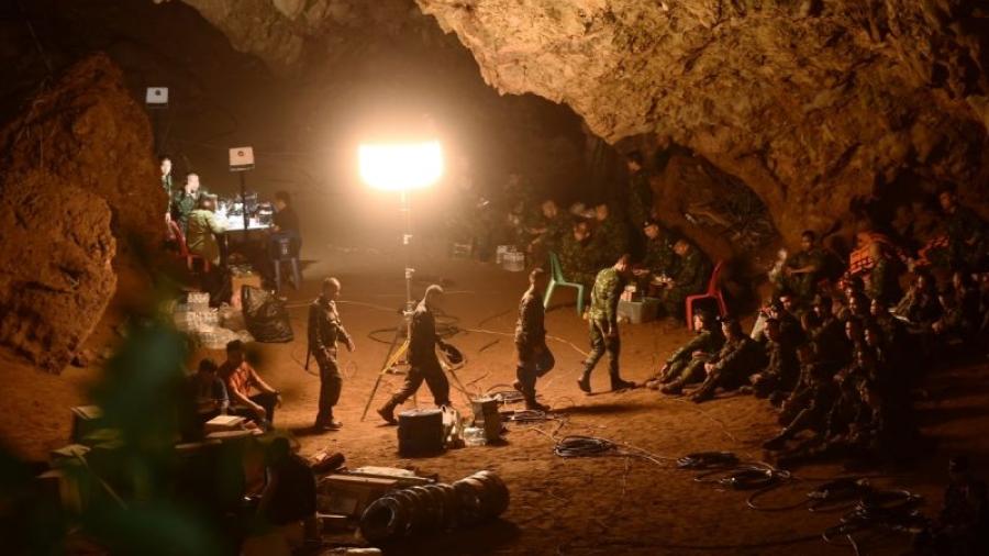 Lucha dramática para rescatar a 12 niños atrapados en cueva en Tailandia