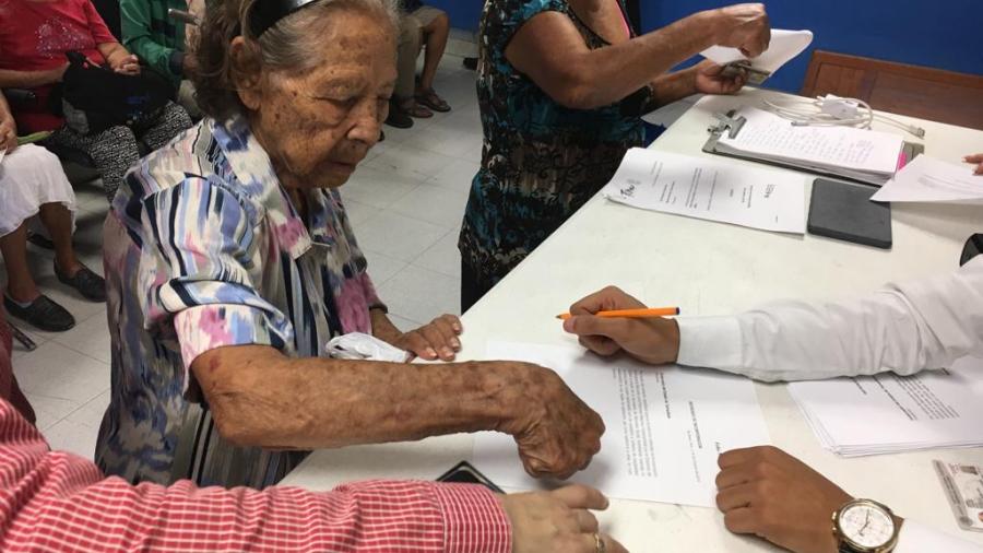 Realiza SEBIEN proceso de firmas para beneficiarios del programa de adultos mayores