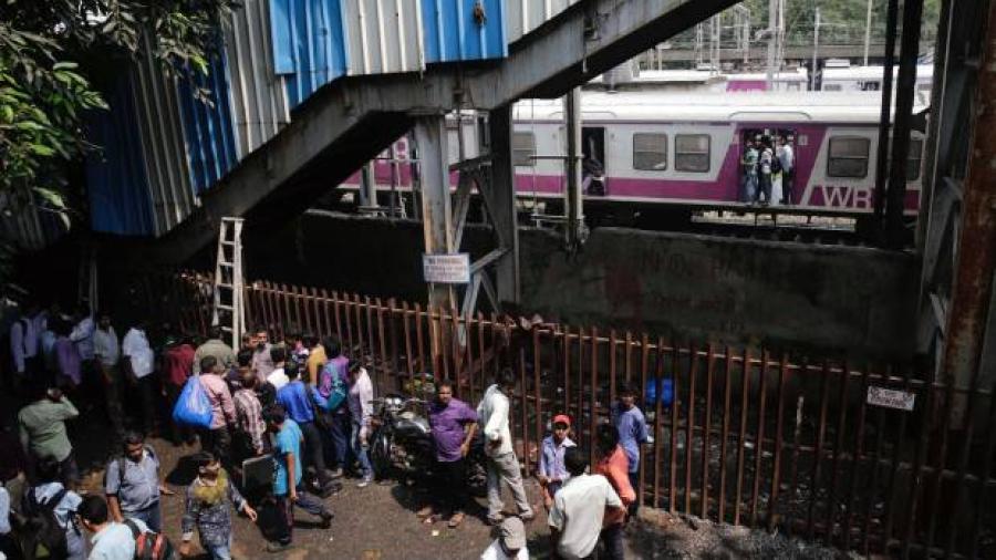 Deja al menos 22 muertos estampida en una estación de tren de Bombay 