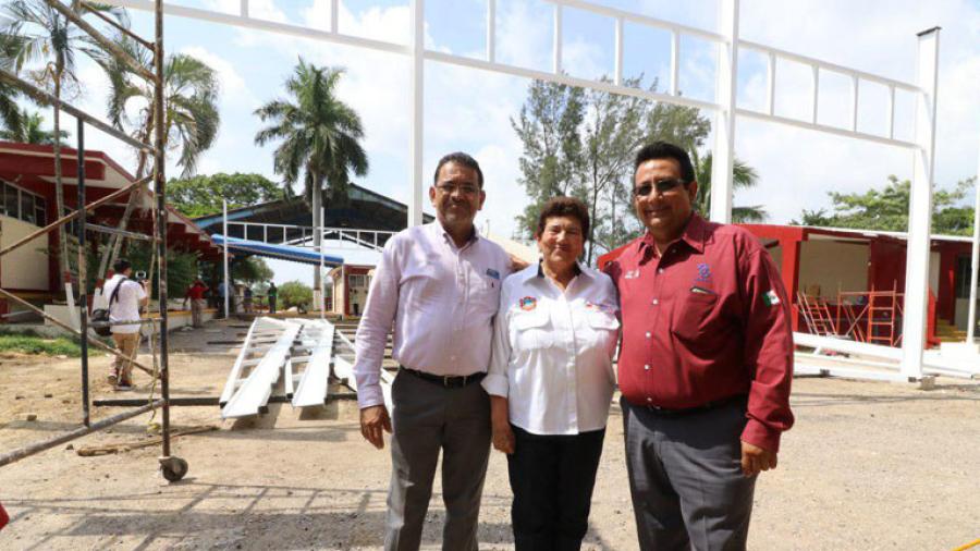 Supervisa alcaldesa construcción de techumbre en el CETis 22