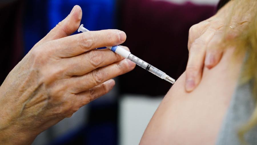 Aprueba EU nueva versión de vacunas contra variante Omicron del COVID-19 