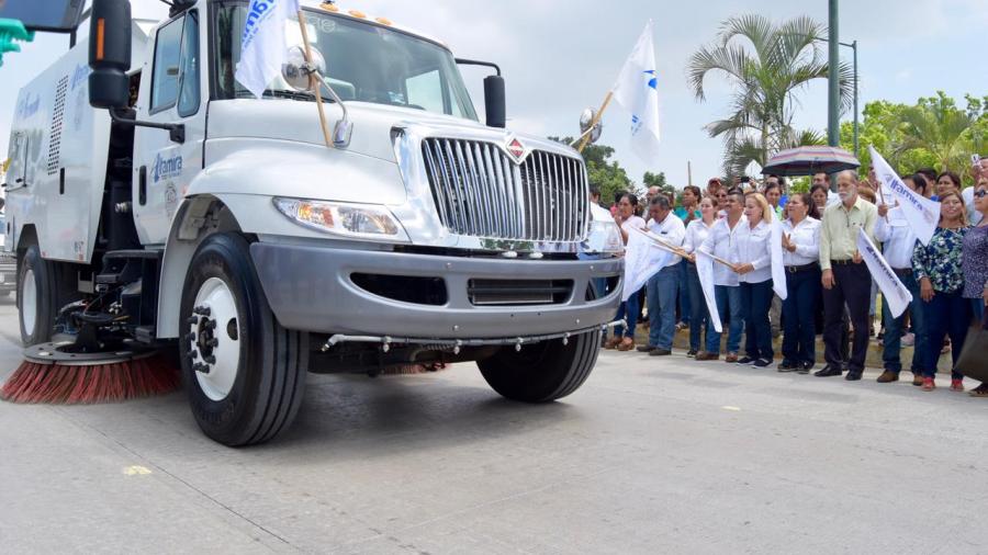 Entrega alcaldesa moderna barredora de recirculación de aire para la limpieza de vialidades