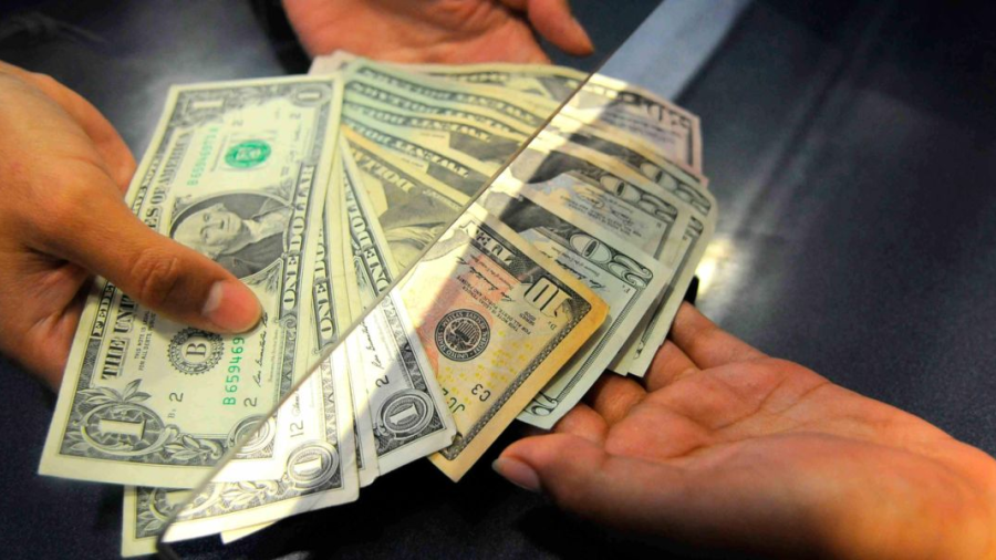Se vende el dólar en $17.95 en promedio en casas de cambio