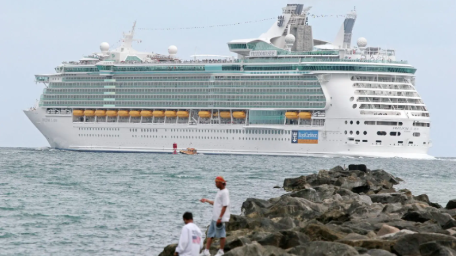 Hombre salta de crucero cerca de Florida, autoridades de EU ya lo buscan 