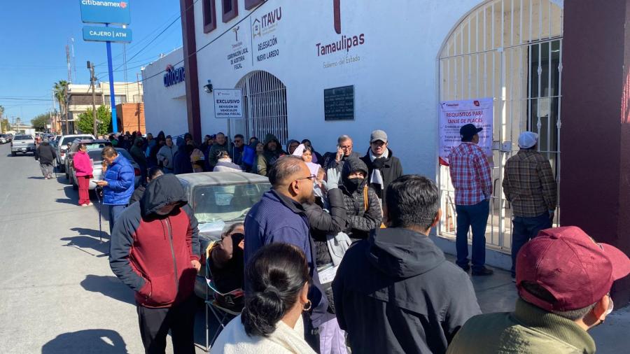 Registra la Fiscal largas filas para cambio de placas