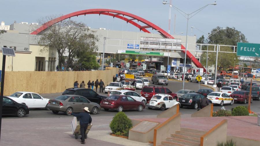 Largas filas en puente internacional de Matamoros por venta sin impuestos