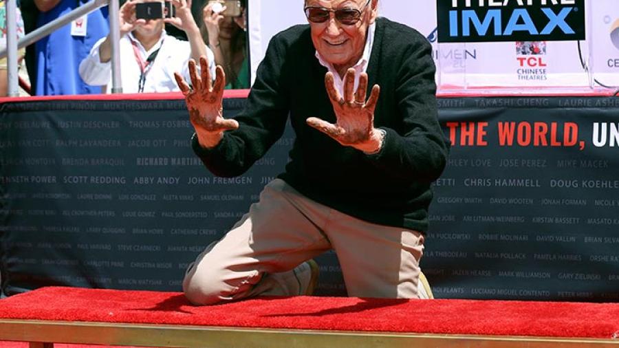 Stan Lee plasma sus huellas en el Teatro Chino de Hollywood