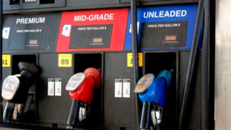 Precio de la gasolina en EU baja de los 4 dolares por galón 