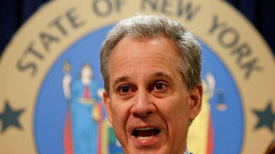 Fiscal general de NY renuncia tras ser acusado por agredir mujeres