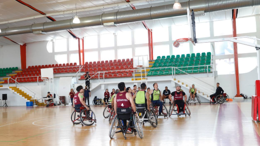 Organizan cuadrangular de basquetbol sobre silla de ruedas en homenaje a profesor José Santos Garza