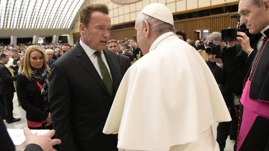 Papa Francisco saluda en el Vaticano a Arnold Schwarzenegger