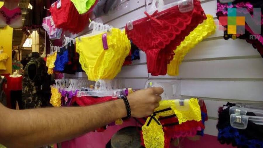 Aumenta la venta de lenceria roja por rituales de Año Nuevo en Nuevo Laredo