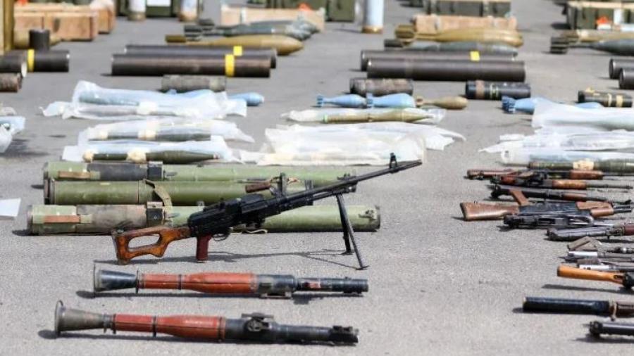 Encuentra EU armamento escondido en sofás en frontera con México