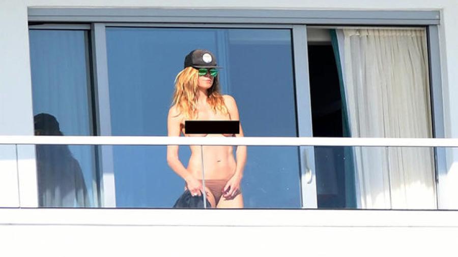 Heidi Klum se asolea en "topless"