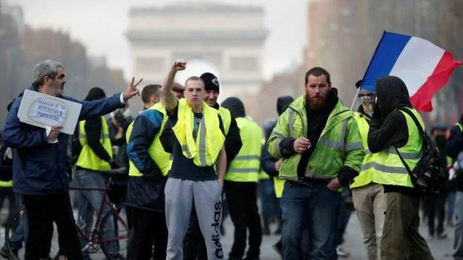 Francia anuncia la suspensión del aumento a los combustibles