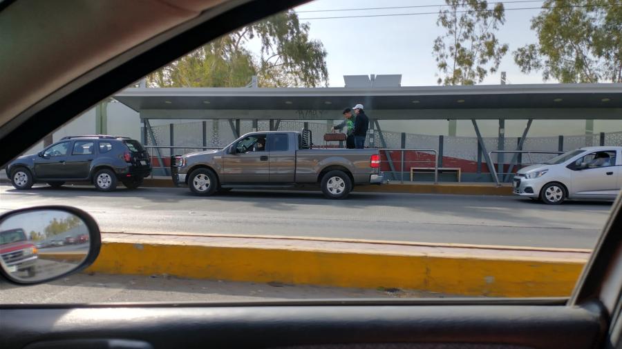 Jóvenes de Torreón  llegan con todo y asador a la vacuna