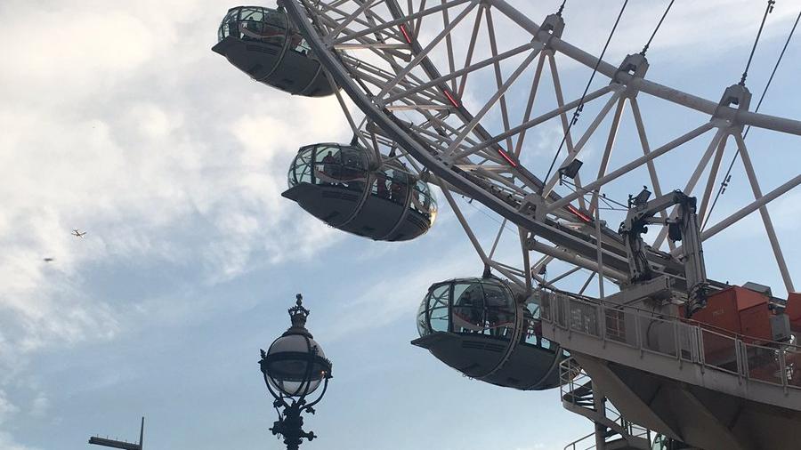  Quedan atrapados en rueda de Londres