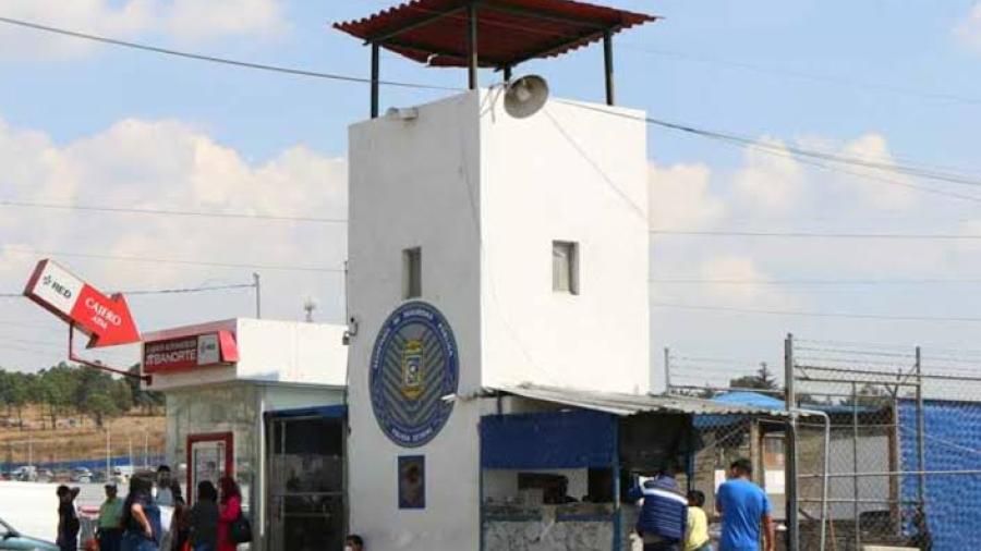 19 trabajadores de penal de Puebla detenidos tras hallazgo de bebé muerto