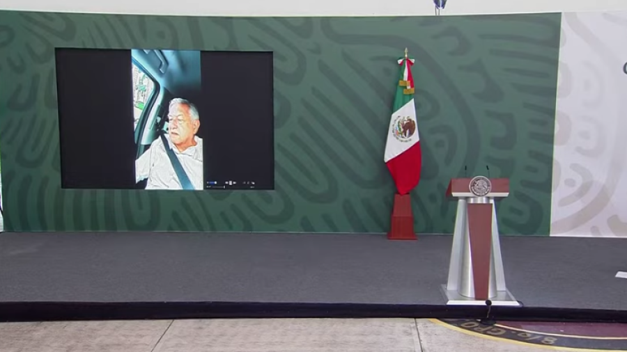 Maestros de la CNTE retienen a AMLO; 'Mañanera' inicia sin él