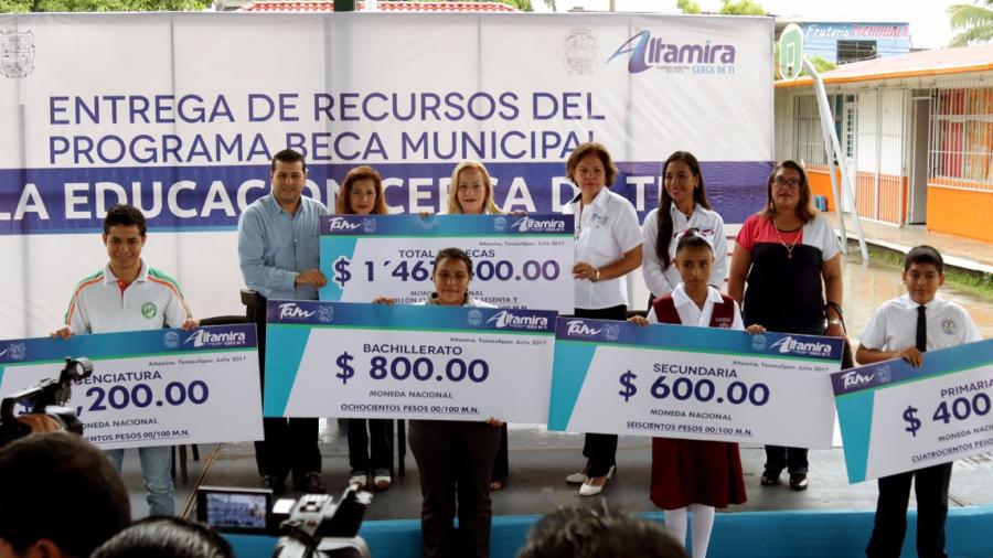 Se entregan becas municipales a niños y jóvenes de Altamira.