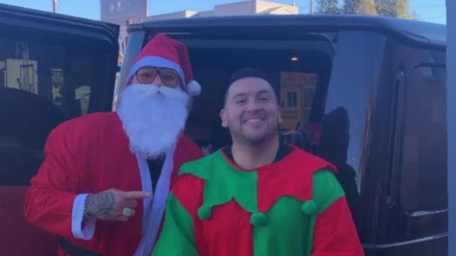 El boxeador Andy Ruiz se disfraza de ‘Santa Claus’ y da regalos a niños