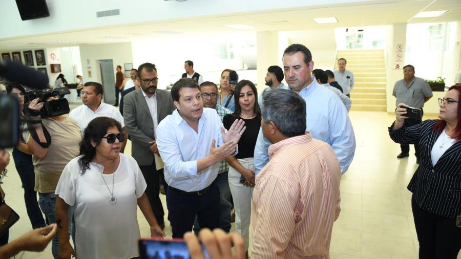 A gritos y empujones se pelean el Congreso