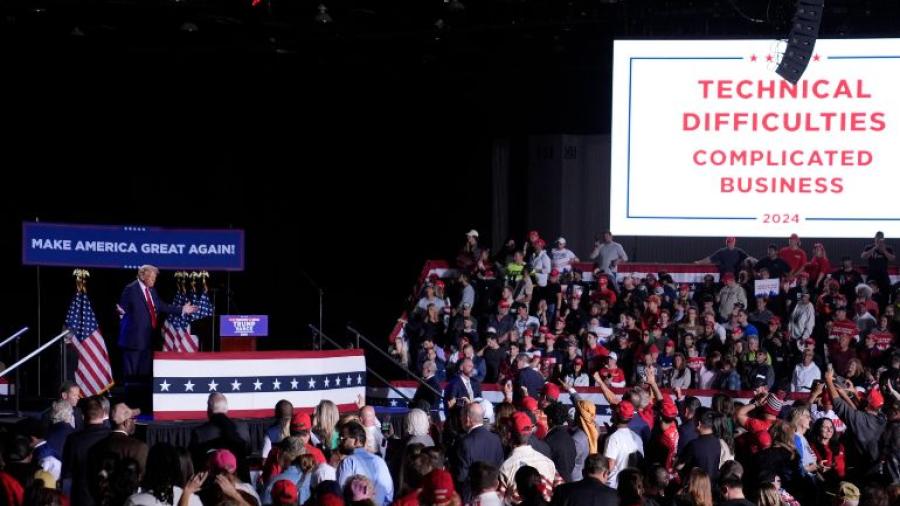 Falla en micrófono interrumpe mitin de Trump por casi 20 minutos