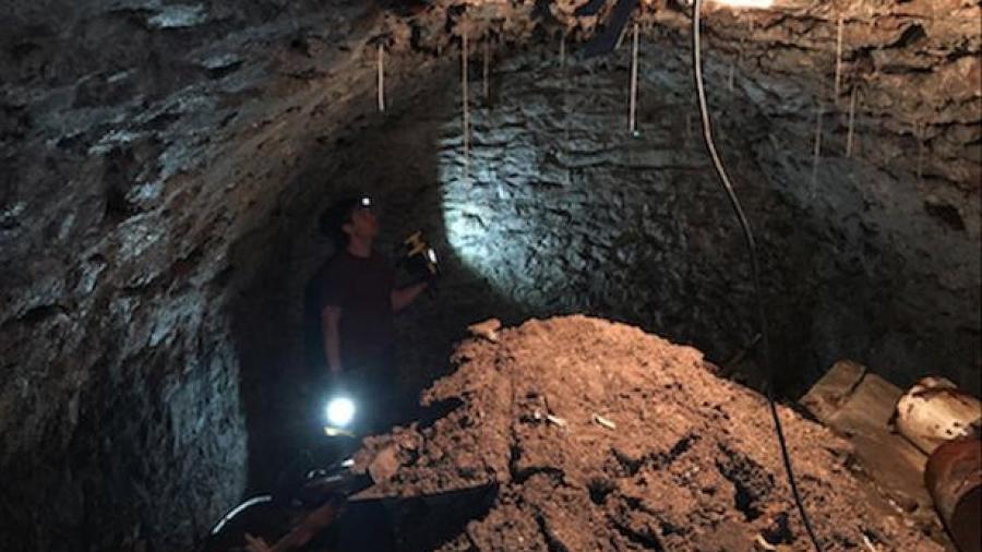 Hombre descubre túnel de 120 años ¡en su casa!