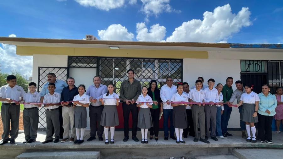 Entrega alcalde nueva aula en telesecundaria de colonia Lampacitos