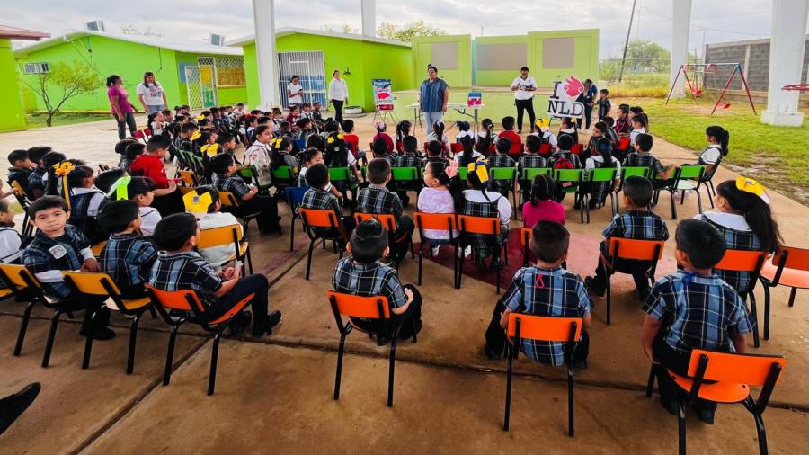 Llevan biblioteca itinerante a más de 40 escuelas de la ciudad