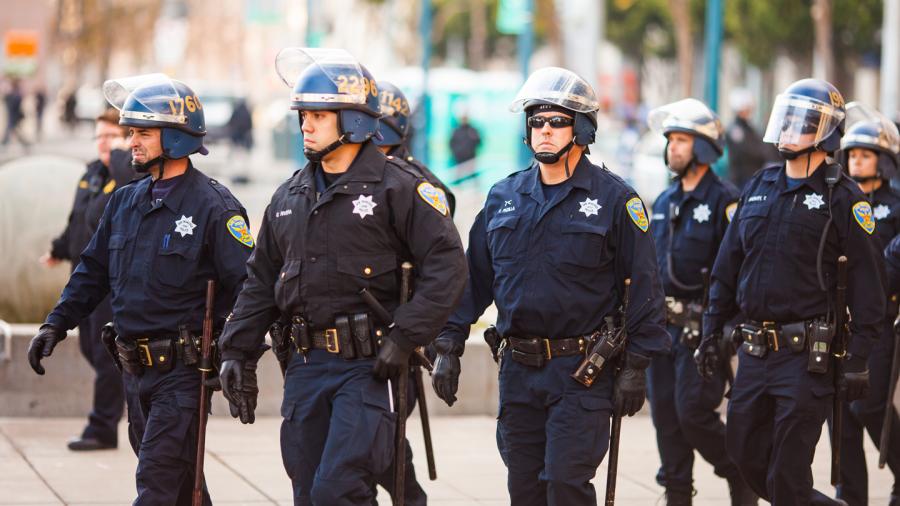 California firma ley sobre uso de fuerza letal por parte de policías