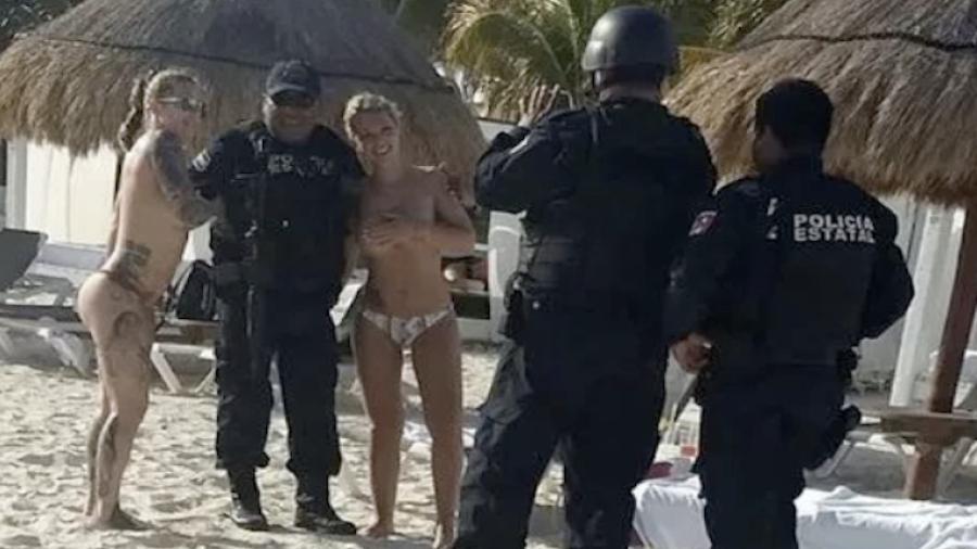 Policías sancionados por tomar fotografías a turistas en topless