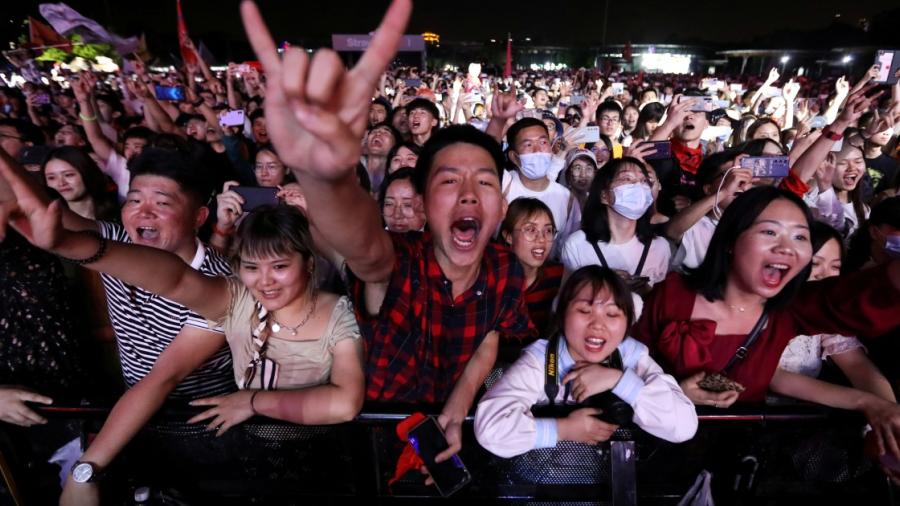 Participan miles de personas en festival en Wuhan
