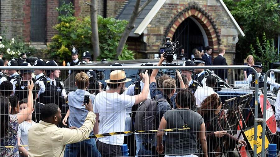 Civiles se manifiestan frente a la residencia de May