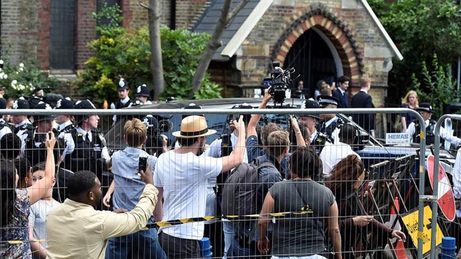 Civiles se manifiestan frente a la residencia de May 