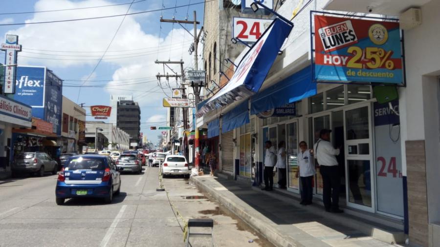 Camión de refrescos daña anuncio de una farmacia