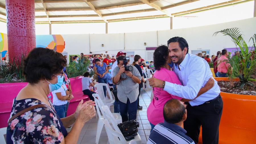 Entrega Alcalde Carlos Peña Ortiz beneficios a personas vulnerables 